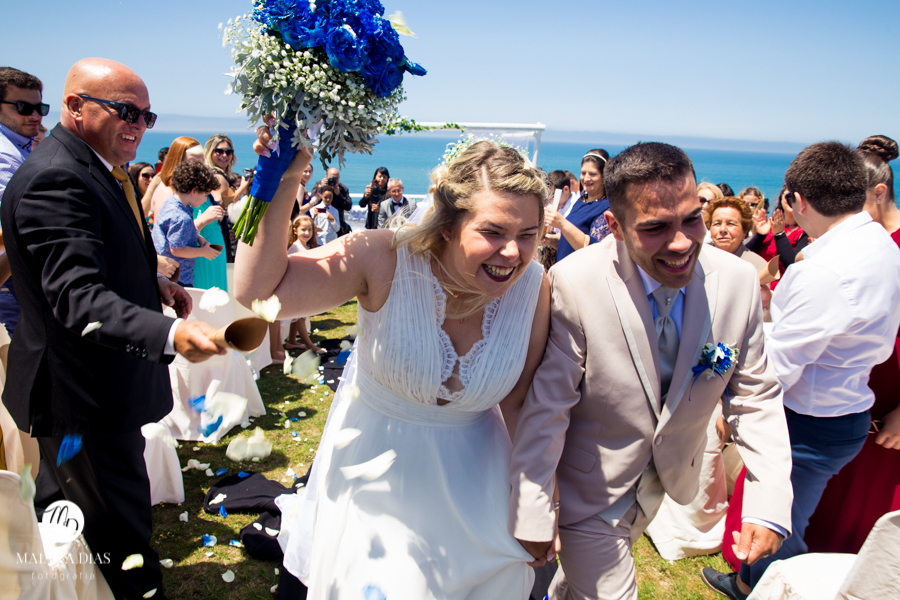 Casamento de Brasileira com Portugues de dia na Quinta da Falca Nazaré Portugal, casamento na praia, saida dos noivos, fotos feitas por Maiara Dias Fotografia