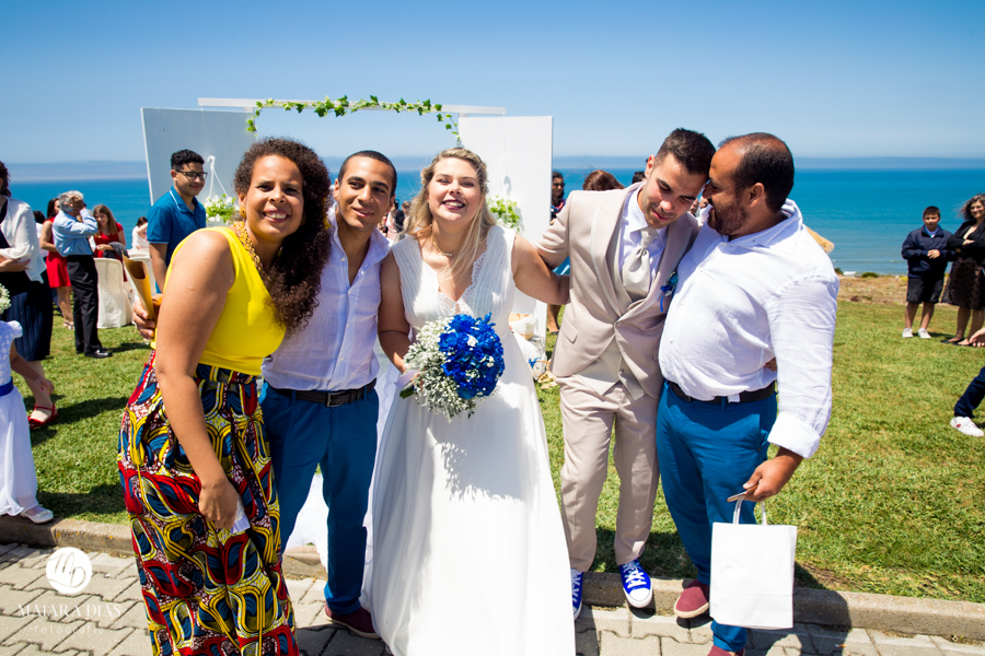 Casamento de Brasileira com Portugues de dia na Quinta da Falca Nazaré Portugal, casamento na praia, cumprimento aos noivos, fotos feitas por Maiara Dias Fotografia