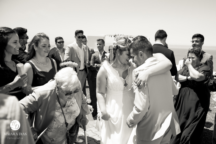 Casamento de Brasileira com Portugues de dia na Quinta da Falca Nazaré Portugal, casamento na praia, cumprimento aos noivos, fotos feitas por Maiara Dias Fotografia