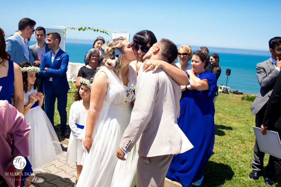 Casamento de Brasileira com Portugues de dia na Quinta da Falca Nazaré Portugal, casamento na praia, cumprimento aos noivos, fotos feitas por Maiara Dias Fotografia