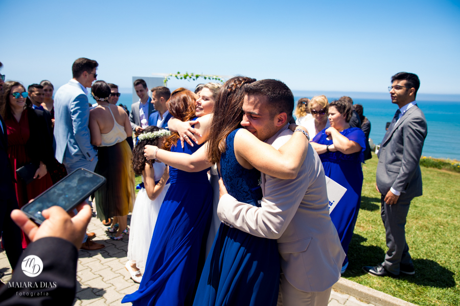 Casamento de Brasileira com Portugues de dia na Quinta da Falca Nazaré Portugal, casamento na praia, cumprimento aos noivos, fotos feitas por Maiara Dias Fotografia