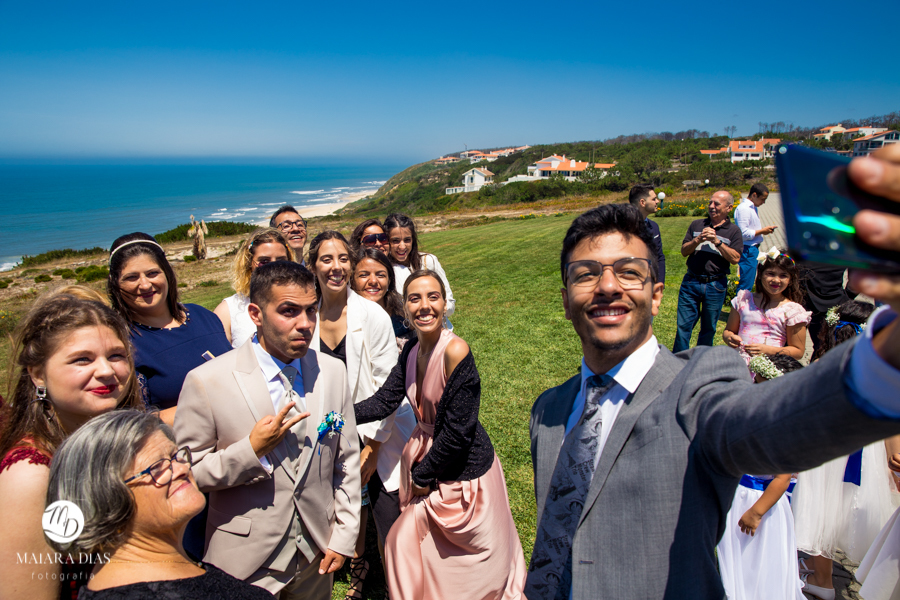 Casamento de Brasileira com Portugues de dia na Quinta da Falca Nazaré Portugal, casamento na praia, cumprimento aos noivos, fotos feitas por Maiara Dias Fotografia