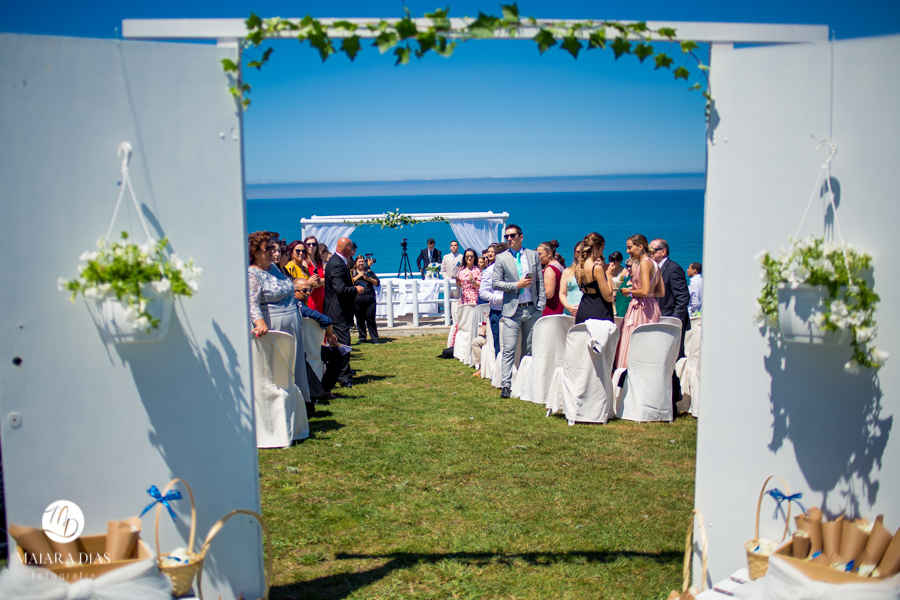 Casamento de Brasileira com Portugues de dia na Quinta da Falca Nazaré Portugal, entrada do noivo, fotos feitas por Maiara Dias Fotografia