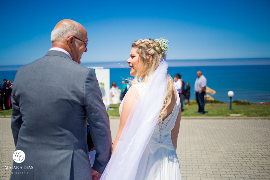 Casamento de Brasileira com Portugues de dia na Quinta da Falca Nazaré Portugal, entrada da noiva com o pai, fotos feitas por Maiara Dias Fotografia