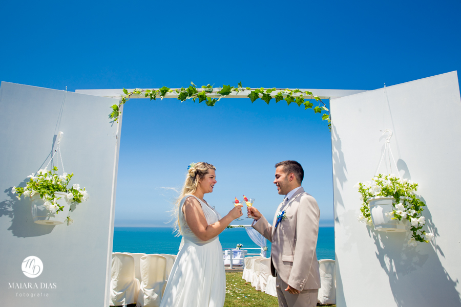 Casamento de Brasileira com Portugues de dia na Quinta da Falca Nazaré Portugal, casamento na praia, fotos feitas por Maiara Dias Fotografia