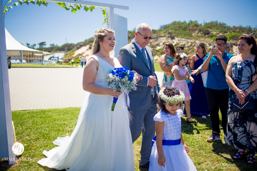 Casamento de Brasileira com Portugues de dia na Quinta da Falca Nazaré Portugal, entrada da noiva com o pai, fotos feitas por Maiara Dias Fotografia