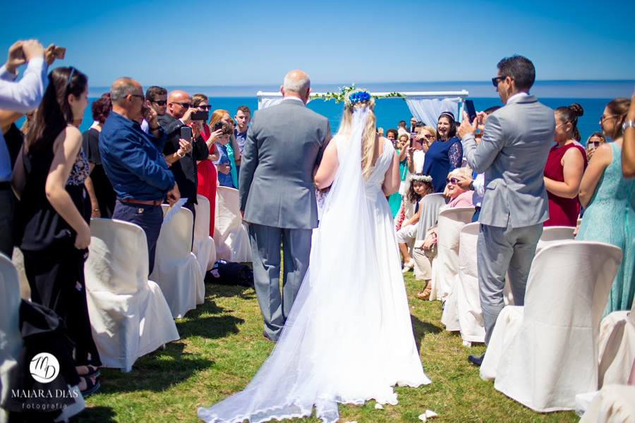Casamento de Brasileira com Portugues de dia na Quinta da Falca Nazaré Portugal, entrada da noiva com o pai, fotos feitas por Maiara Dias Fotografia
