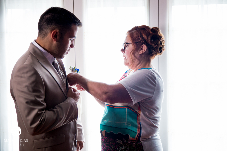 Casamento de Brasileira com Portugues de dia na Quinta da Falca Nazaré Portugal, making of do noivo, fotos feitas por Maiara Dias Fotografia