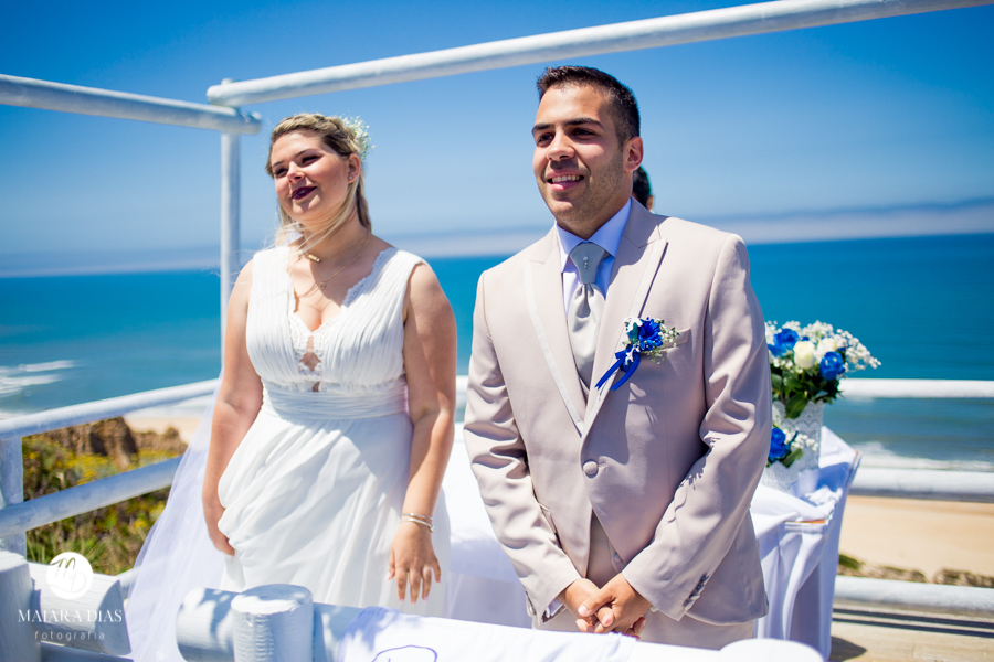 Casamento de Brasileira com Portugues de dia na Quinta da Falca Nazaré Portugal, casamento na praia, entrada das aliancas, fotos feitas por Maiara Dias Fotografia