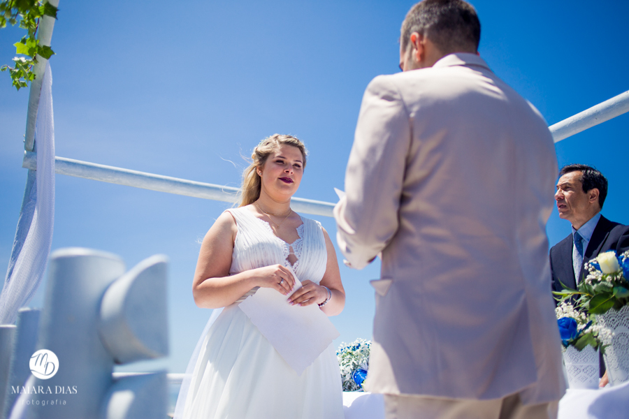 Casamento de Brasileira com Portugues de dia na Quinta da Falca Nazaré Portugal, casamento na praia, votos dos noivos, fotos feitas por Maiara Dias Fotografia