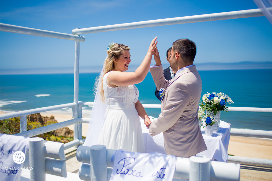 Casamento de Brasileira com Portugues de dia na Quinta da Falca Nazaré Portugal, casamento na praia, votos dos noivos, fotos feitas por Maiara Dias Fotografia