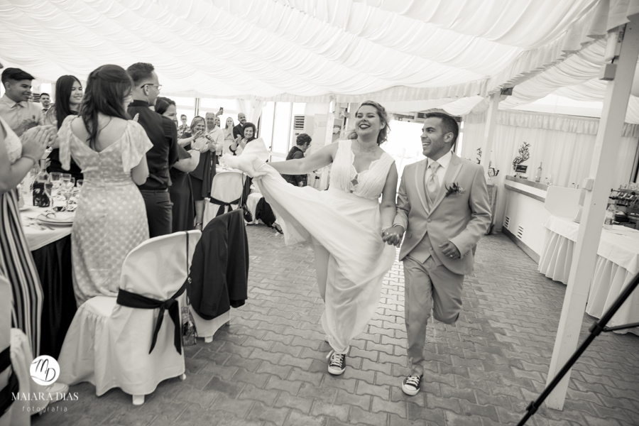 Casamento de Brasileira com Portugues de dia na Quinta da Falca Nazaré Portugal, casamento na praia, entrada dos noivos na festa, fotos feitas por Maiara Dias Fotografia