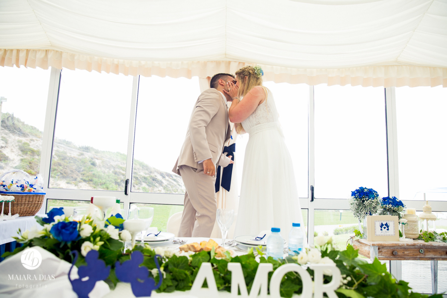 Casamento de Brasileira com Portugues de dia na Quinta da Falca Nazaré Portugal, casamento na praia, entrada dos noivos na festa, fotos feitas por Maiara Dias Fotografia