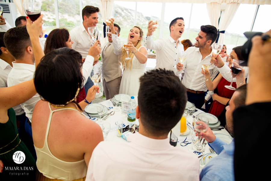 Casamento de Brasileira com Portugues de dia na Quinta da Falca Nazaré Portugal, casamento na praia,  festa, fotos feitas por Maiara Dias Fotografia