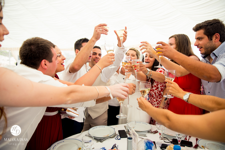 Casamento de Brasileira com Portugues de dia na Quinta da Falca Nazaré Portugal, casamento na praia,  festa, fotos feitas por Maiara Dias Fotografia