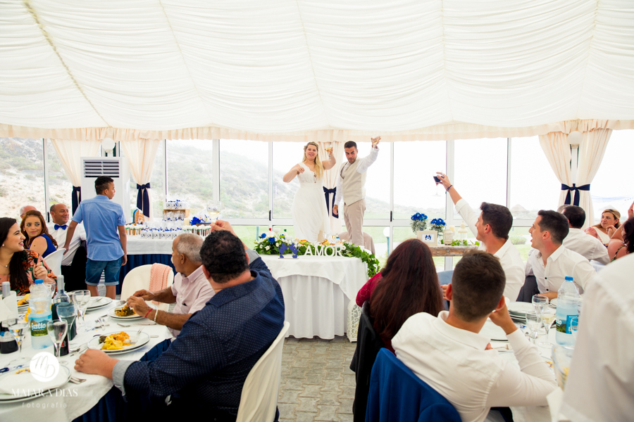 Casamento de Brasileira com Portugues de dia na Quinta da Falca Nazaré Portugal, casamento na praia, entrada dos noivos na festa, fotos feitas por Maiara Dias Fotografia