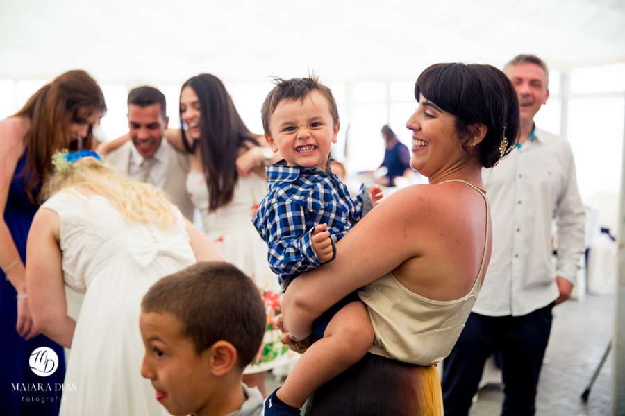 Casamento de Brasileira com Portugues de dia na Quinta da Falca Nazaré Portugal, casamento na praia,  festa, danca, balada, fotos feitas por Maiara Dias Fotografia