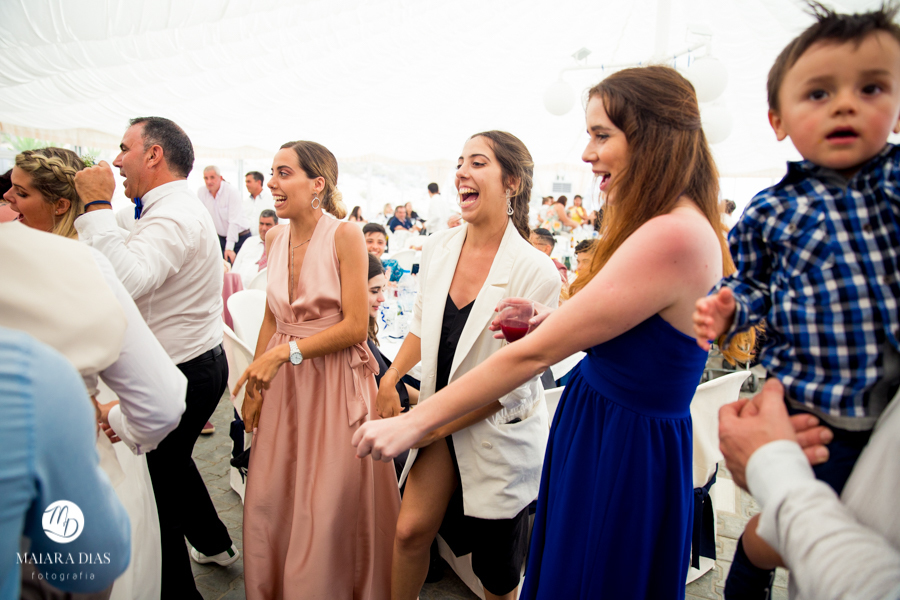 Casamento de Brasileira com Portugues de dia na Quinta da Falca Nazaré Portugal, casamento na praia,  festa, danca, fotos feitas por Maiara Dias Fotografia