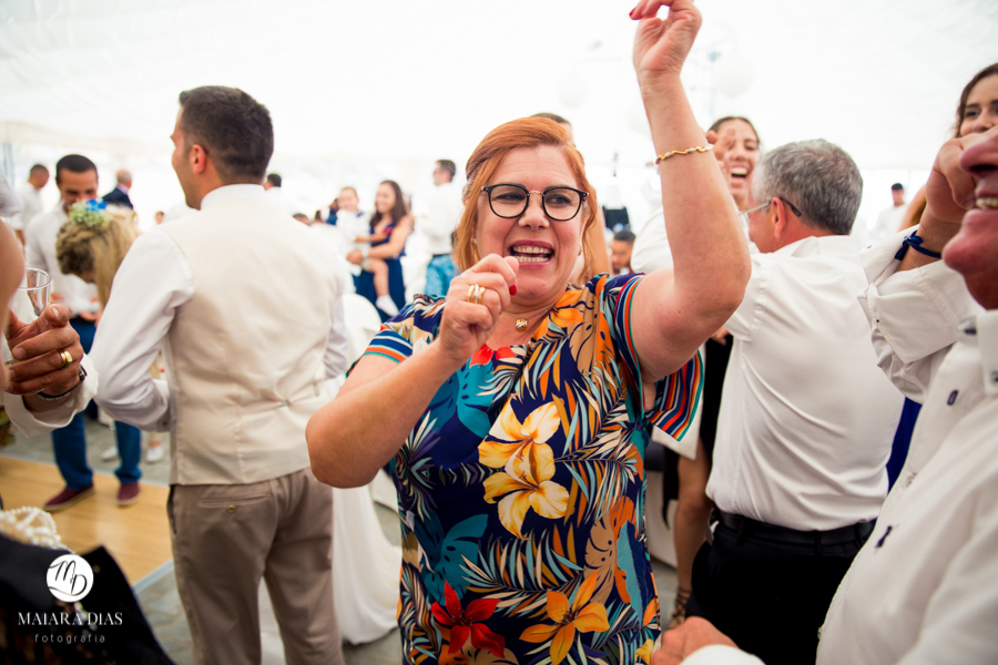 Casamento de Brasileira com Portugues de dia na Quinta da Falca Nazaré Portugal, casamento na praia,  festa, danca, fotos feitas por Maiara Dias Fotografia
