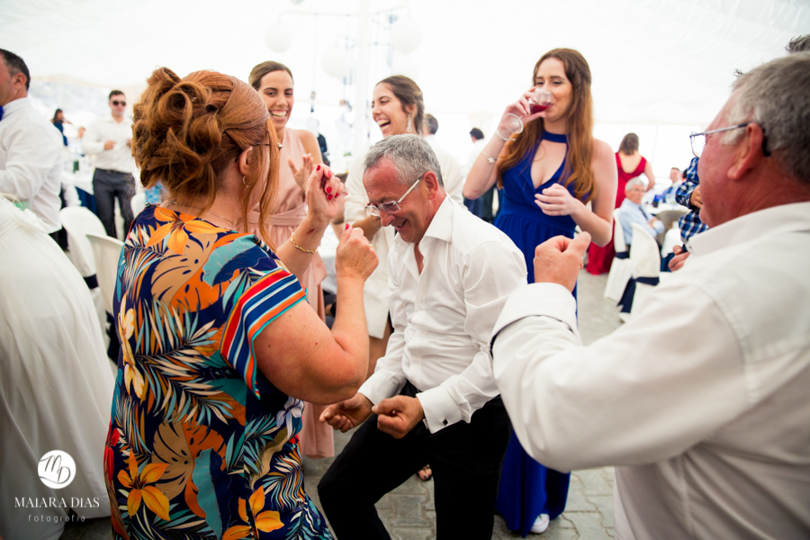 Casamento de Brasileira com Portugues de dia na Quinta da Falca Nazaré Portugal, casamento na praia,  festa, danca, fotos feitas por Maiara Dias Fotografia