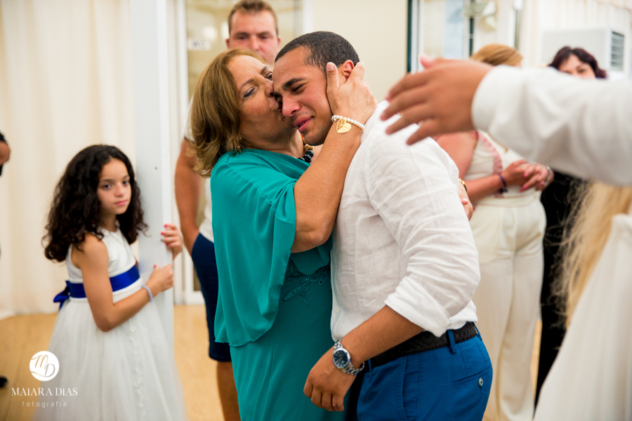 Casamento de Brasileira com Portugues de dia na Quinta da Falca Nazaré Portugal, casamento na praia,  festa, danca, fotos feitas por Maiara Dias Fotografia