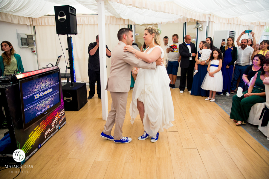 Casamento de Brasileira com Portugues de dia na Quinta da Falca Nazaré Portugal, casamento na praia,  festa, danca dos noivos, fotos feitas por Maiara Dias Fotografia