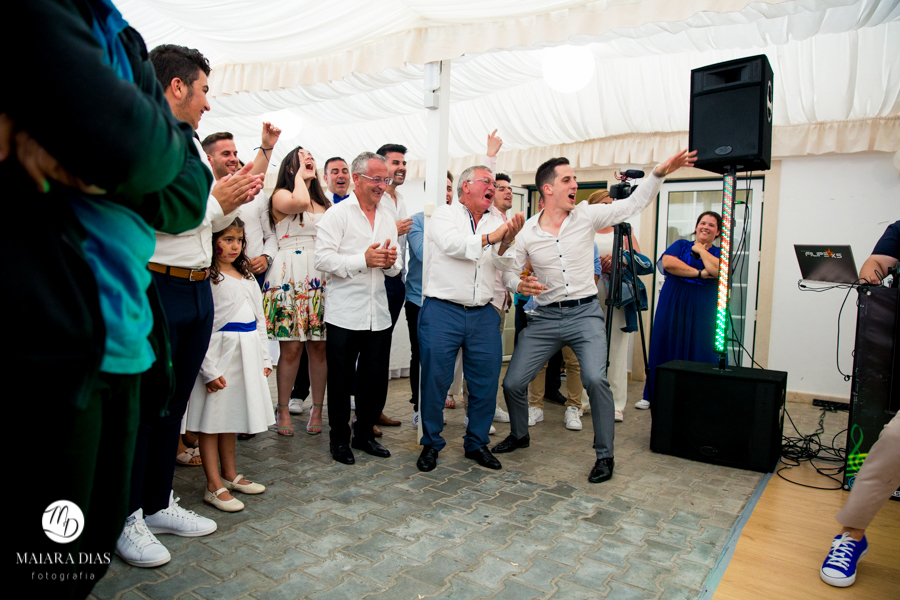Casamento de Brasileira com Portugues de dia na Quinta da Falca Nazaré Portugal, casamento na praia,  festa, danca dos noivos, fotos feitas por Maiara Dias Fotografia