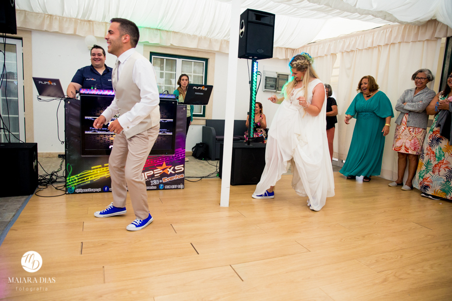 Casamento de Brasileira com Portugues de dia na Quinta da Falca Nazaré Portugal, casamento na praia,  festa, danca dos noivos, fotos feitas por Maiara Dias Fotografia