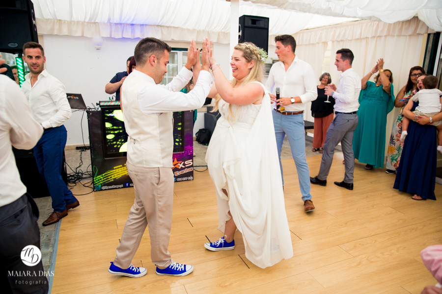 Casamento de Brasileira com Portugues de dia na Quinta da Falca Nazaré Portugal, casamento na praia,  festa, danca dos noivos, fotos feitas por Maiara Dias Fotografia