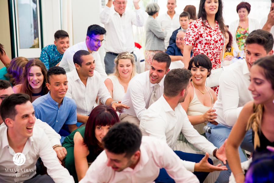 Casamento de Brasileira com Portugues de dia na Quinta da Falca Nazaré Portugal, casamento na praia,  festa, danca, balada, fotos feitas por Maiara Dias Fotografia