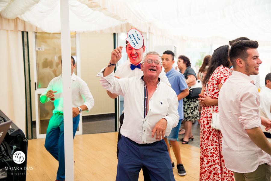 Casamento de Brasileira com Portugues de dia na Quinta da Falca Nazaré Portugal, casamento na praia,  festa, danca, balada, fotos feitas por Maiara Dias Fotografia
