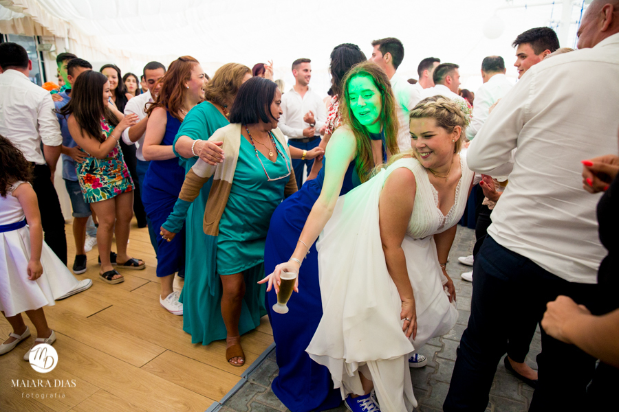 Casamento de Brasileira com Portugues de dia na Quinta da Falca Nazaré Portugal, casamento na praia,  festa, danca, balada, fotos feitas por Maiara Dias Fotografia