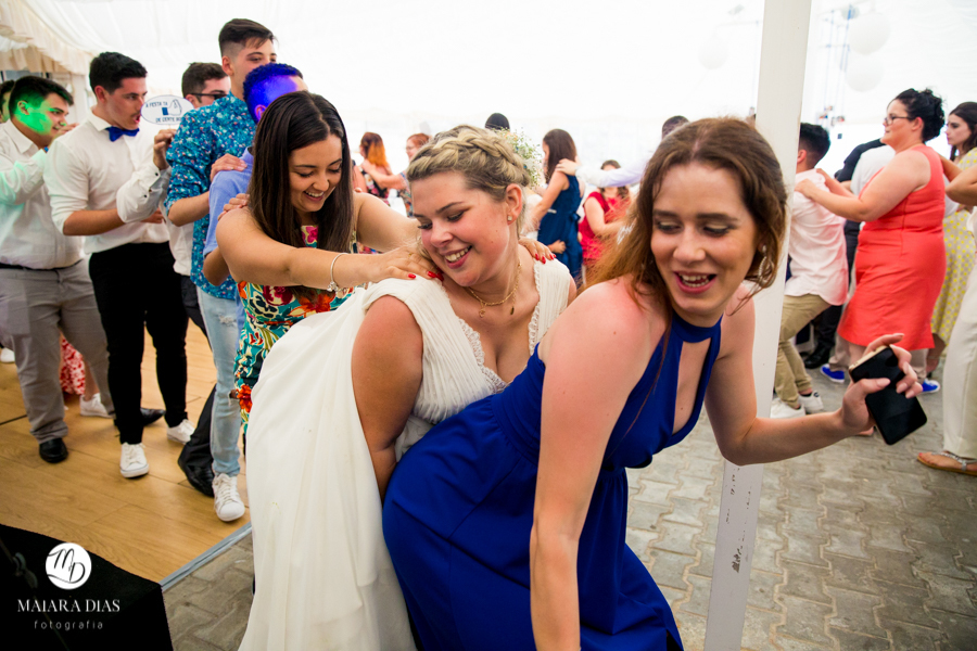 Casamento de Brasileira com Portugues de dia na Quinta da Falca Nazaré Portugal, casamento na praia,  festa, danca, balada, fotos feitas por Maiara Dias Fotografia