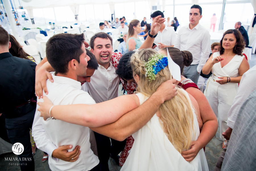 Casamento de Brasileira com Portugues de dia na Quinta da Falca Nazaré Portugal, casamento na praia,  festa, danca, balada, fotos feitas por Maiara Dias Fotografia