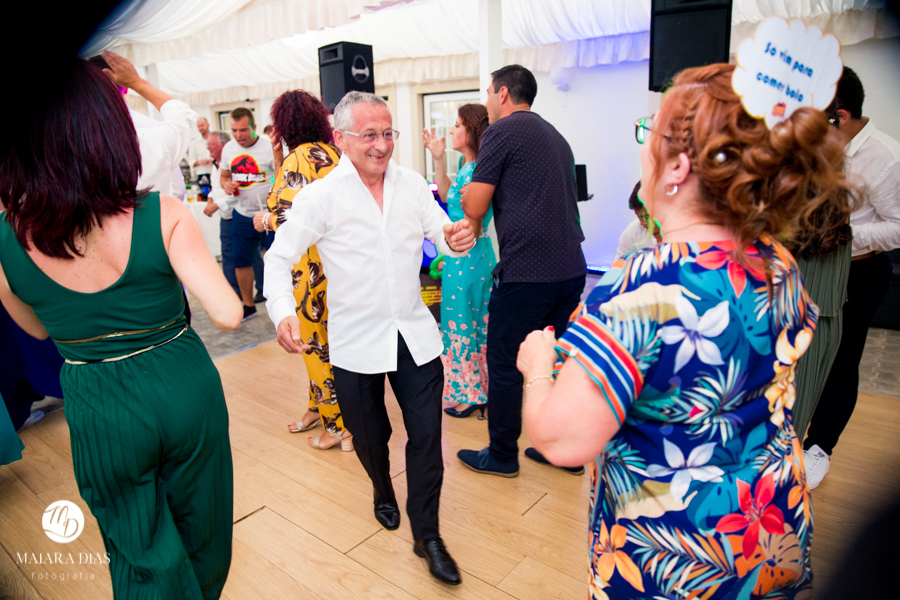 Casamento de Brasileira com Portugues de dia na Quinta da Falca Nazaré Portugal, casamento na praia,  festa, danca, balada, fotos feitas por Maiara Dias Fotografia