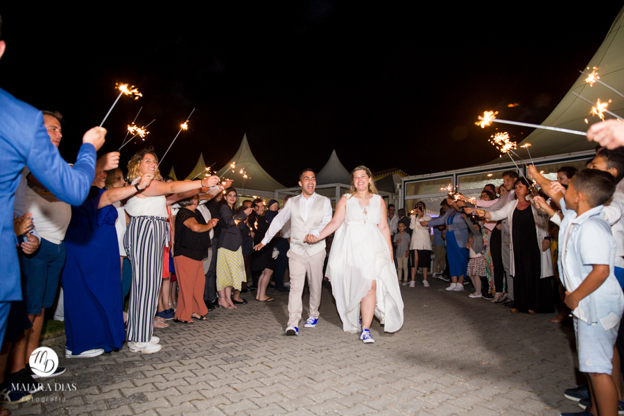 Casamento de Brasileira com Portugues de dia na Quinta da Falca Nazaré Portugal, casamento na praia,  festa, corte do bolo, fotos feitas por Maiara Dias Fotografia