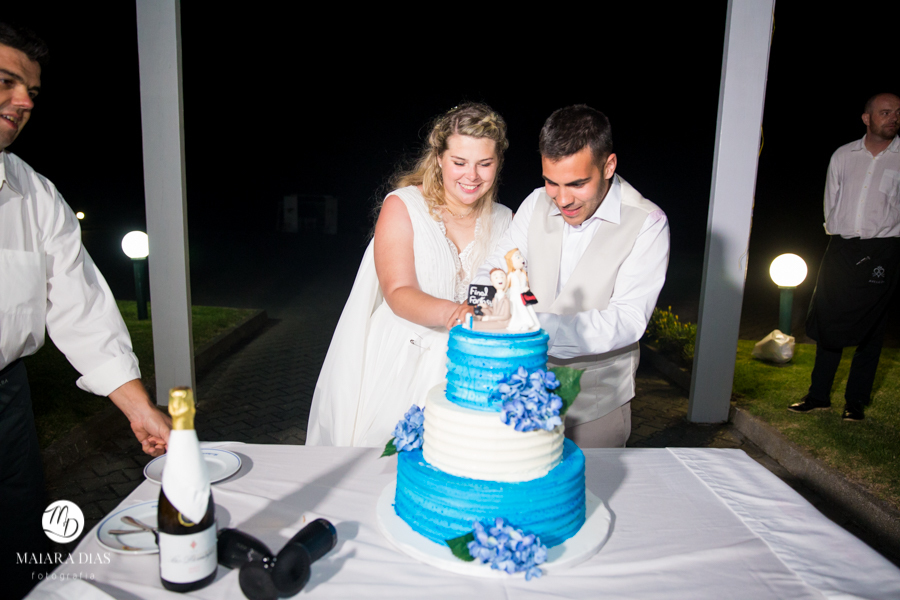 Casamento de Brasileira com Portugues de dia na Quinta da Falca Nazaré Portugal, casamento na praia,  festa, corte do bolo, fotos feitas por Maiara Dias Fotografia