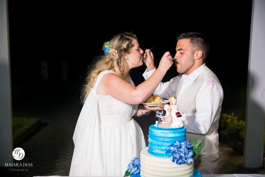 Casamento de Brasileira com Portugues de dia na Quinta da Falca Nazaré Portugal, casamento na praia,  festa, corte do bolo, fotos feitas por Maiara Dias Fotografia
