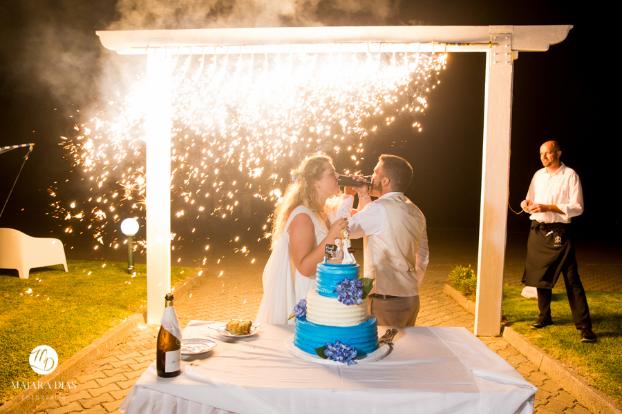 Casamento de Brasileira com Portugues de dia na Quinta da Falca Nazaré Portugal, casamento na praia,  festa, corte do bolo, fogos de artificio, fotos feitas por Maiara Dias Fotografia