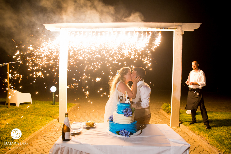 Casamento de Brasileira com Portugues de dia na Quinta da Falca Nazaré Portugal, casamento na praia,  festa, corte do bolo, fogos de artificio, fotos feitas por Maiara Dias Fotografia