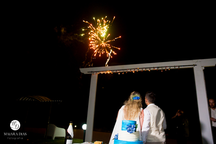 Casamento de Brasileira com Portugues de dia na Quinta da Falca Nazaré Portugal, casamento na praia,  festa, corte do bolo, fogos de artificio, fotos feitas por Maiara Dias Fotografia