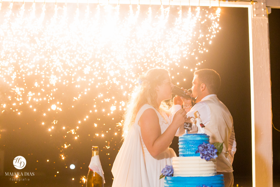 Casamento de Brasileira com Portugues de dia na Quinta da Falca Nazaré Portugal, casamento na praia,  festa, corte do bolo, fogos de artificio, fotos feitas por Maiara Dias Fotografia