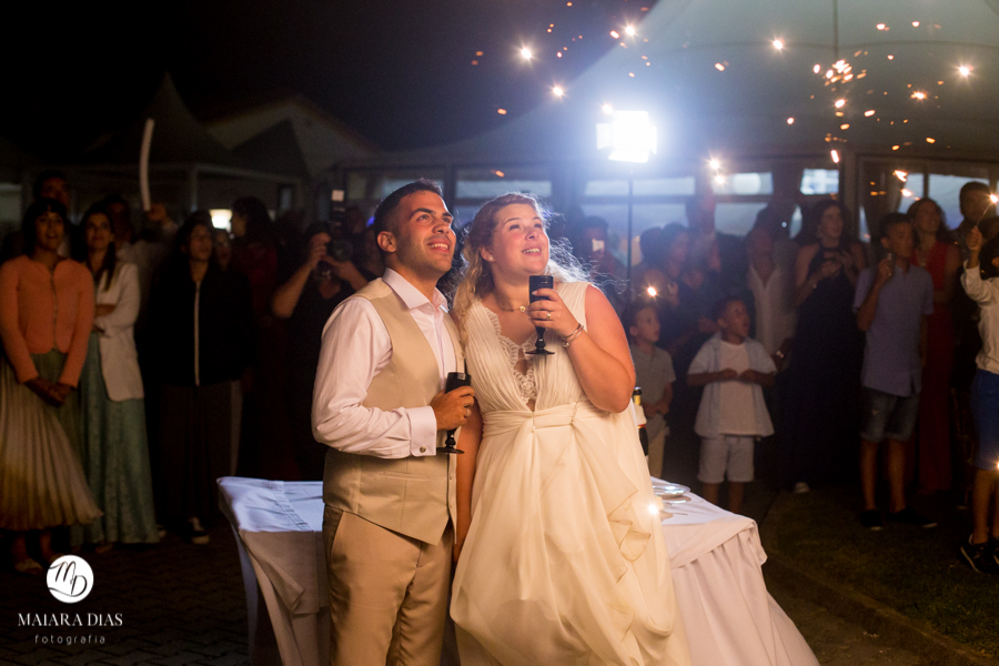 Casamento de Brasileira com Portugues de dia na Quinta da Falca Nazaré Portugal, casamento na praia,  festa, corte do bolo, fogos de artificio, fotos feitas por Maiara Dias Fotografia