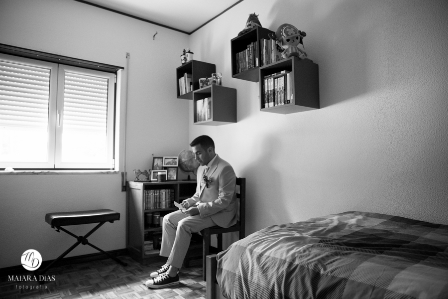 Casamento de Brasileira com Portugues de dia na Quinta da Falca Nazaré Portugal, making of do noivo, fotos feitas por Maiara Dias Fotografia