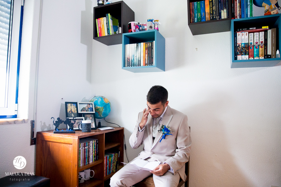 Casamento de Brasileira com Portugues de dia na Quinta da Falca Nazaré Portugal, making of do noivo, fotos feitas por Maiara Dias Fotografia