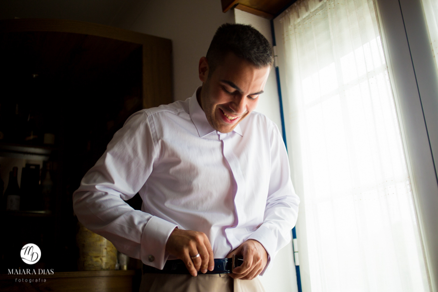 Casamento de Brasileira com Portugues de dia na Quinta da Falca Nazaré Portugal, making of do noivo, fotos feitas por Maiara Dias Fotografia