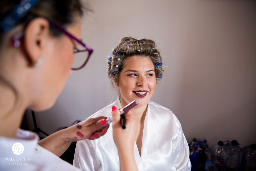 Casamento de Brasileira com Portugues de dia na Quinta da Falca Nazaré Portugal, making of da noiva com a familia, fotos feitas por Maiara Dias Fotografia