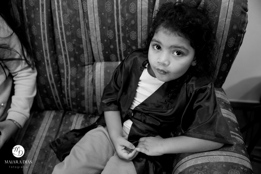 Casamento de Brasileira com Portugues de dia na Quinta da Falca Nazaré Portugal, making of da noiva com a familia, fotos feitas por Maiara Dias Fotografia