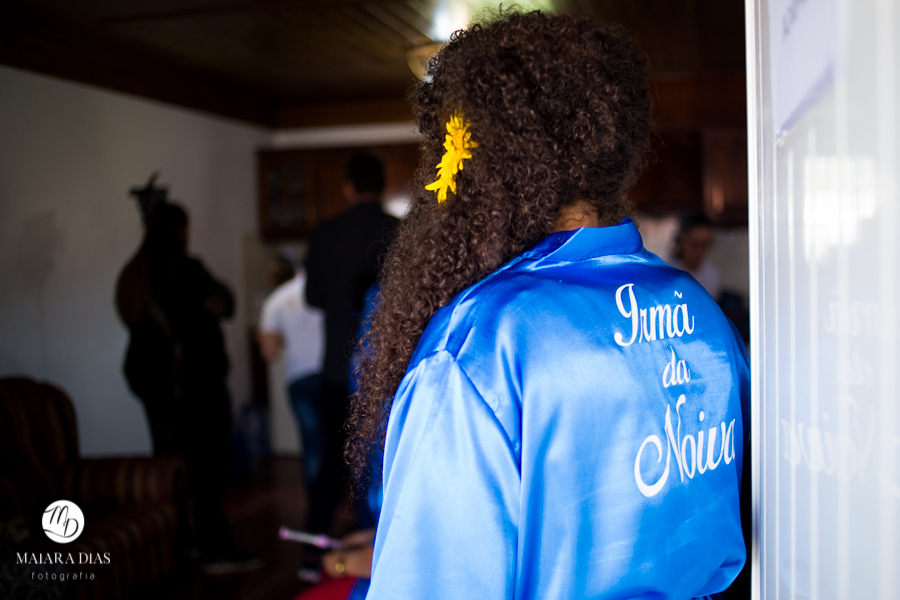 Casamento de Brasileira com Portugues de dia na Quinta da Falca Nazaré Portugal, making of da noiva com a familia, fotos feitas por Maiara Dias Fotografia