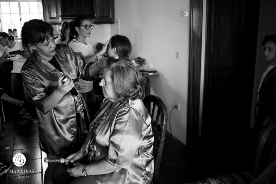 Casamento de Brasileira com Portugues de dia na Quinta da Falca Nazaré Portugal, making of da noiva com a familia, fotos feitas por Maiara Dias Fotografia
